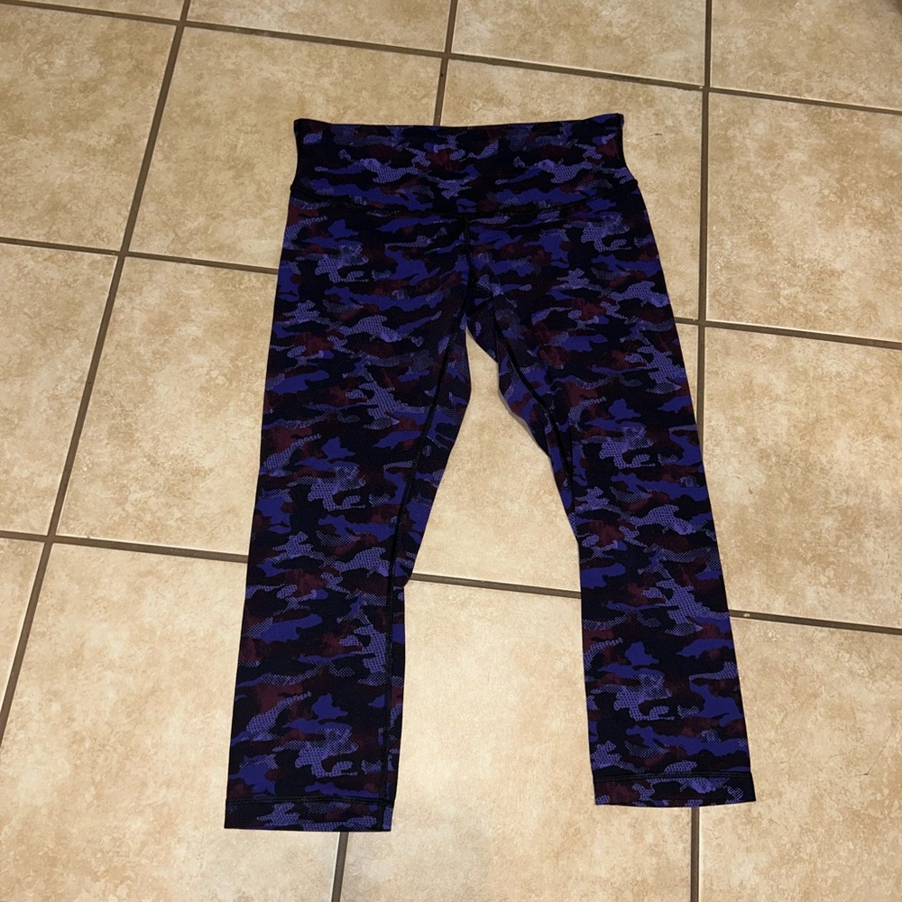 Lululemon WUNDER UNDER CROP III Purple Hounds Camo Emperor Blue sz 8